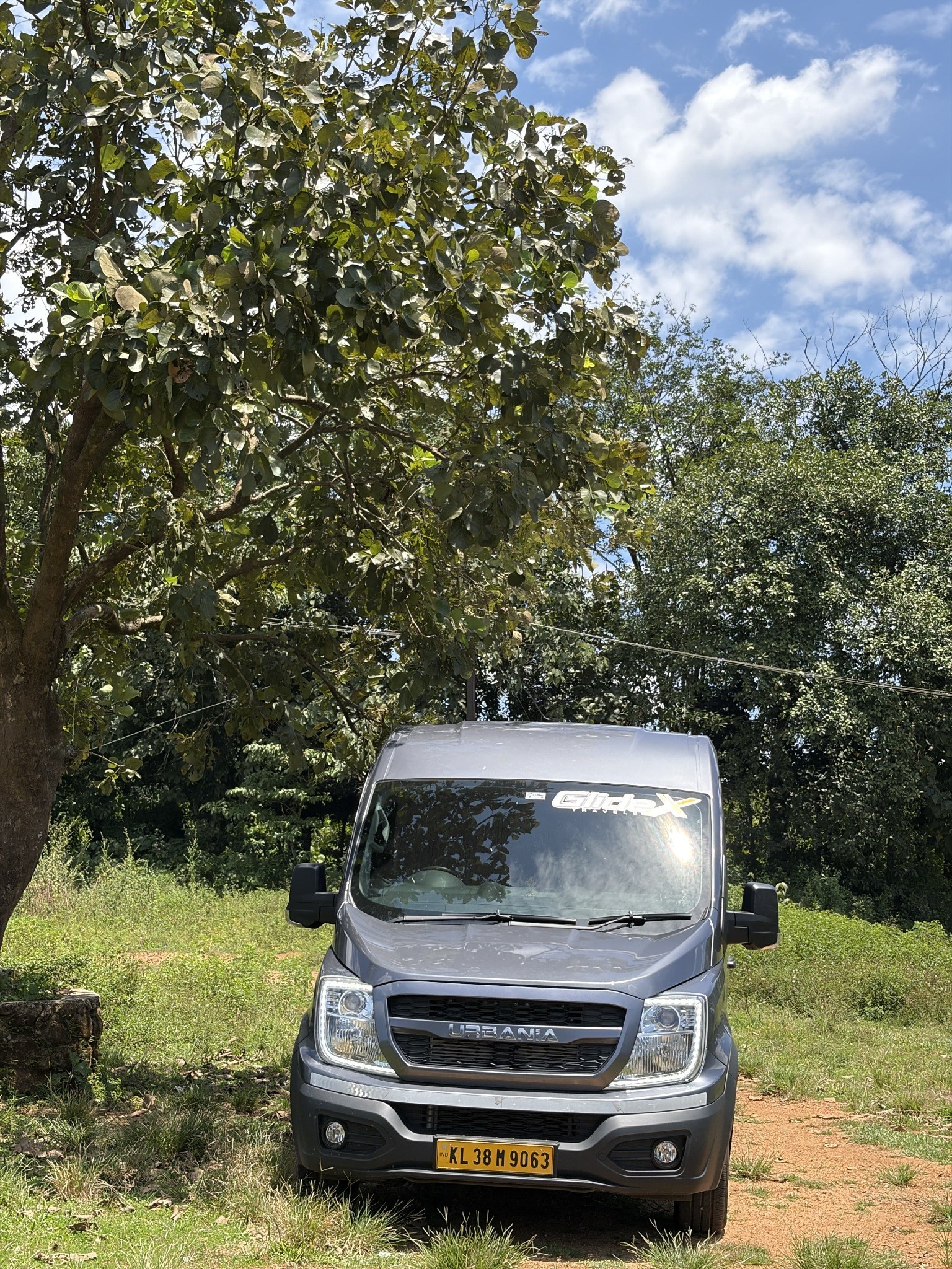Front view of the GlideX Urbania 16-seater